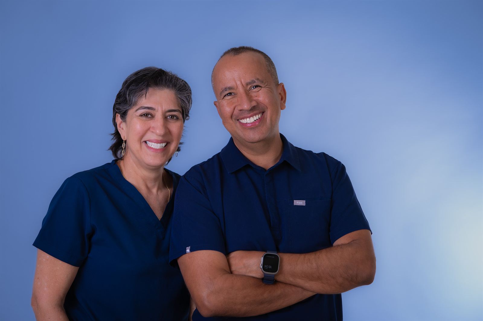 El Dr Jesus Orozco y una compa&ntilde;era del equipo hispanohablante de Blue Pearl Dental Care