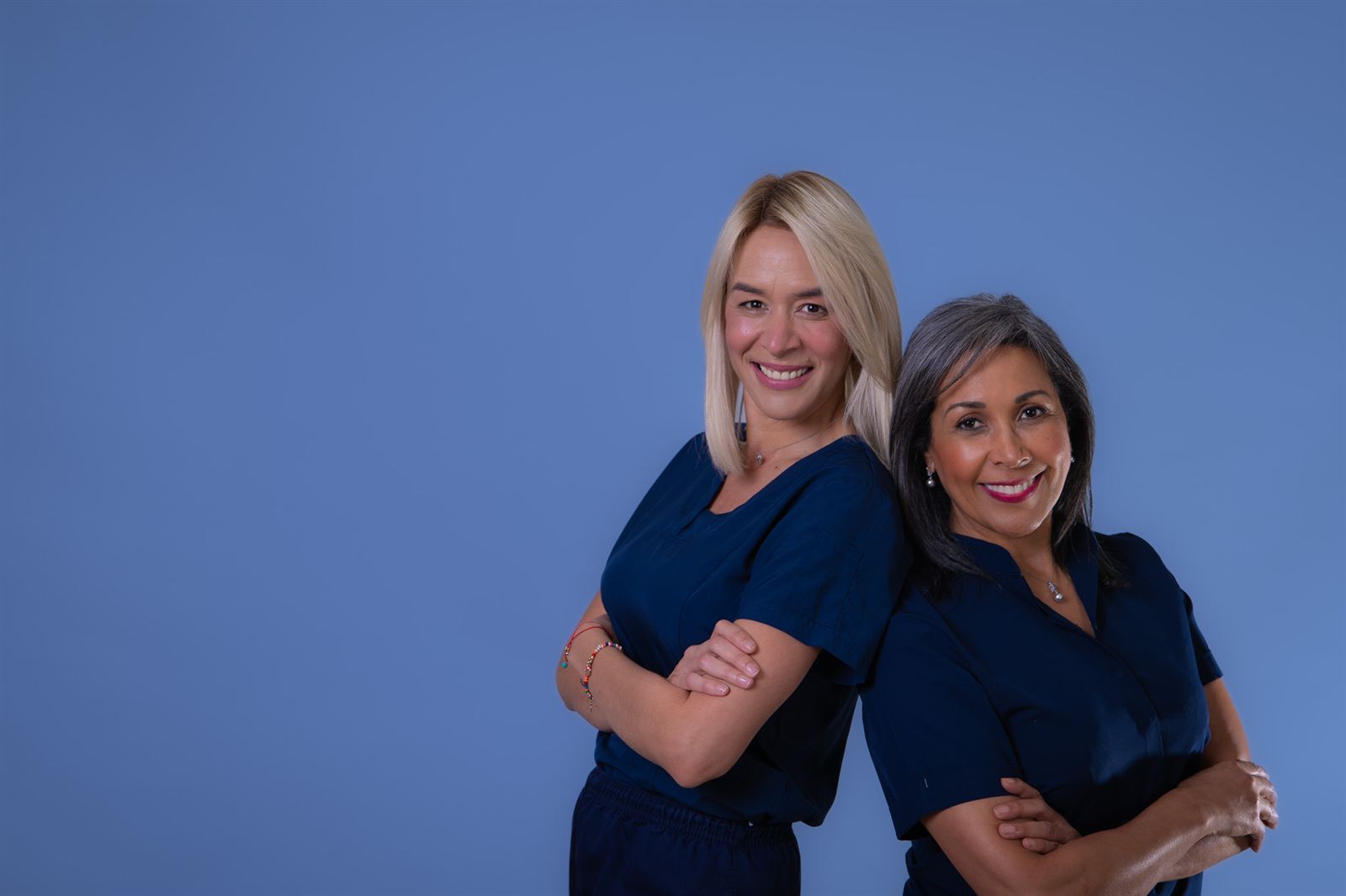 Dos profesionales del equipo de Blue Pearl Dental Care