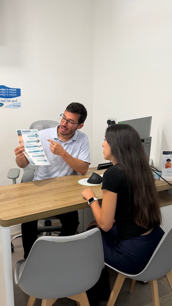 Coordinadora explicando un plan de tratamiento y financiaci&oacute;n